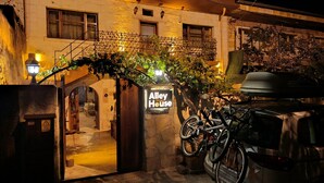 En byggnad med en skylt där det står ”Alley House”, och en cykel parkerad utanför.