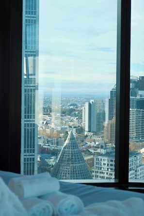 Ein Hochhaus mit Blick auf die Skyline durch ein Fenster.