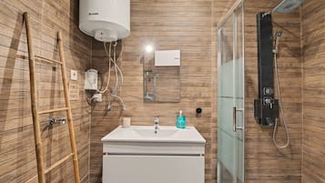 Douche, sèche-cheveux, serviettes fournies