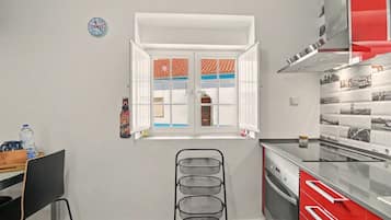 Coffee/tea maker, fridge, microwave, oven