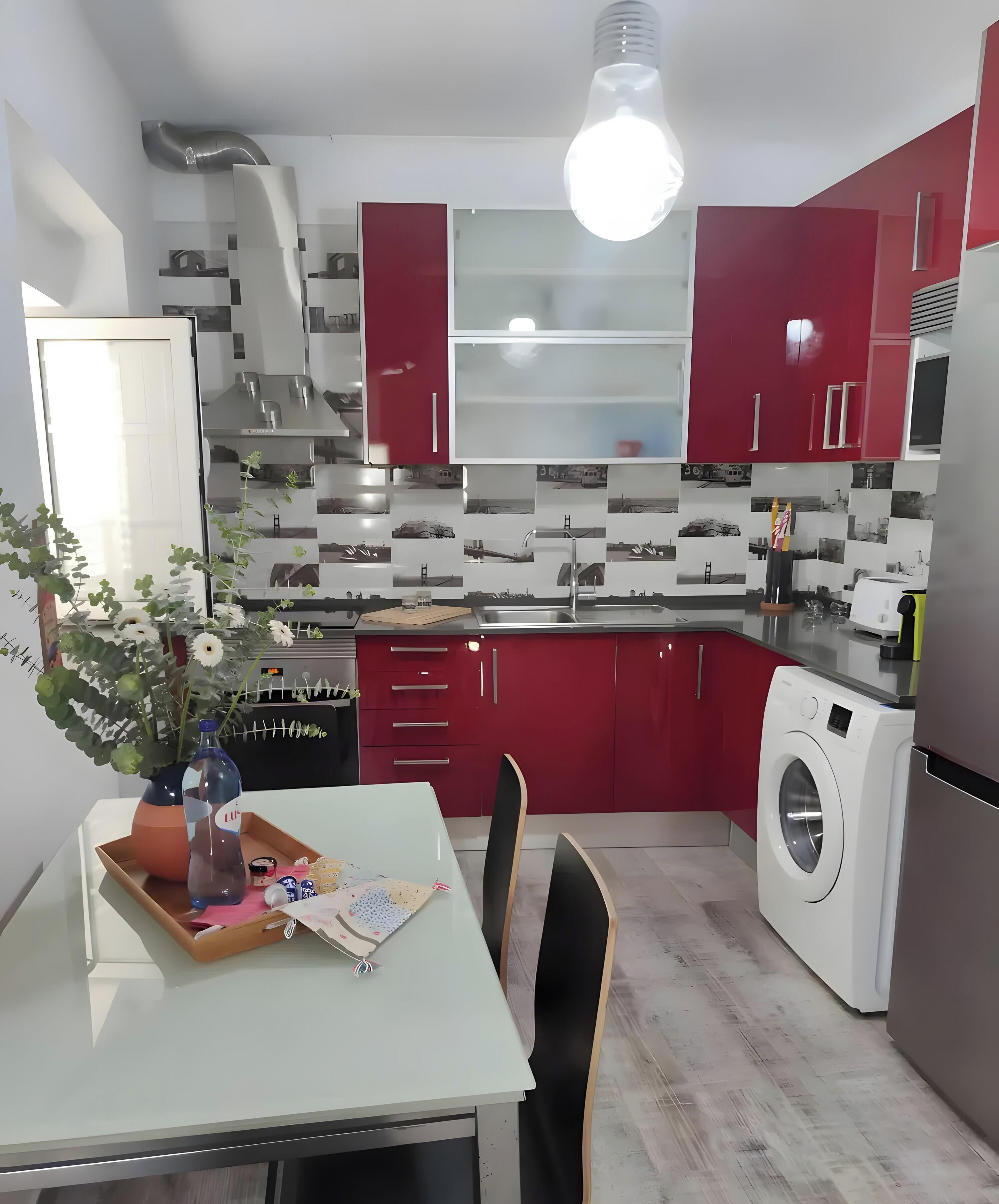 Frigorífico, microondas, horno y placa de cocina