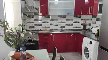 Frigorífico, microondas, horno y placa de cocina