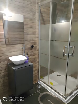 Shower, hair dryer, towels - Holiday Home 'Casinha Da Amorosa' with Wi-Fi and Air Conditioning (Melides)
