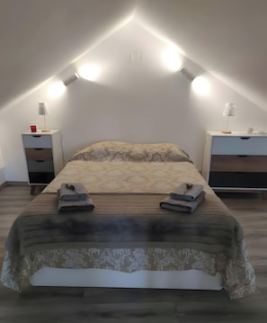 Een strijkplank/strijkijzer, wifi, beddengoed