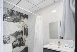 Apartemen Deluks, balkon, pemandangan kota | Kamar mandi