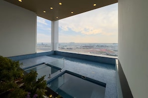A rooftop infinity pool with a clear view of the cityscape. - Vogue | Skyz by Danube near Dubai Miracle Garden (Dubai)
