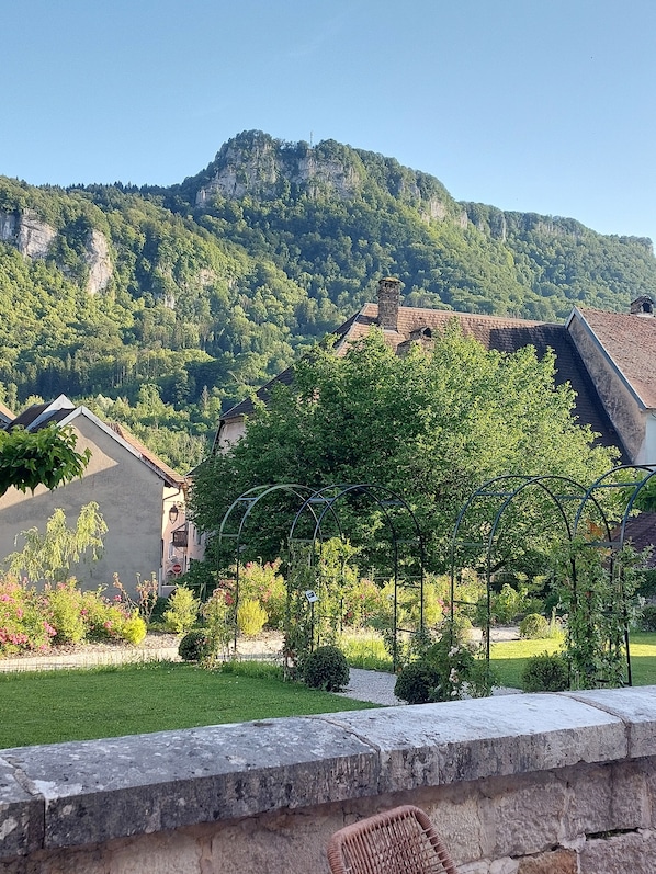 Zona residencial con casas, un jardín y una montaña al fondo.
