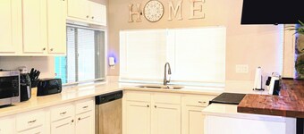 Charming 4 bed 3 bath single family home in Hudson FL. A/C,Pool & Backyard,WI-FI