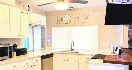 Charming 4 bed 3 bath single family home in Hudson FL. A/C,Pool & Backyard,WI-FI