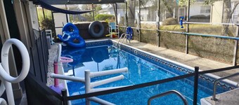 Charming 4 bed 3 bath single family home in Hudson FL. A/C,Pool & Backyard,WI-FI
