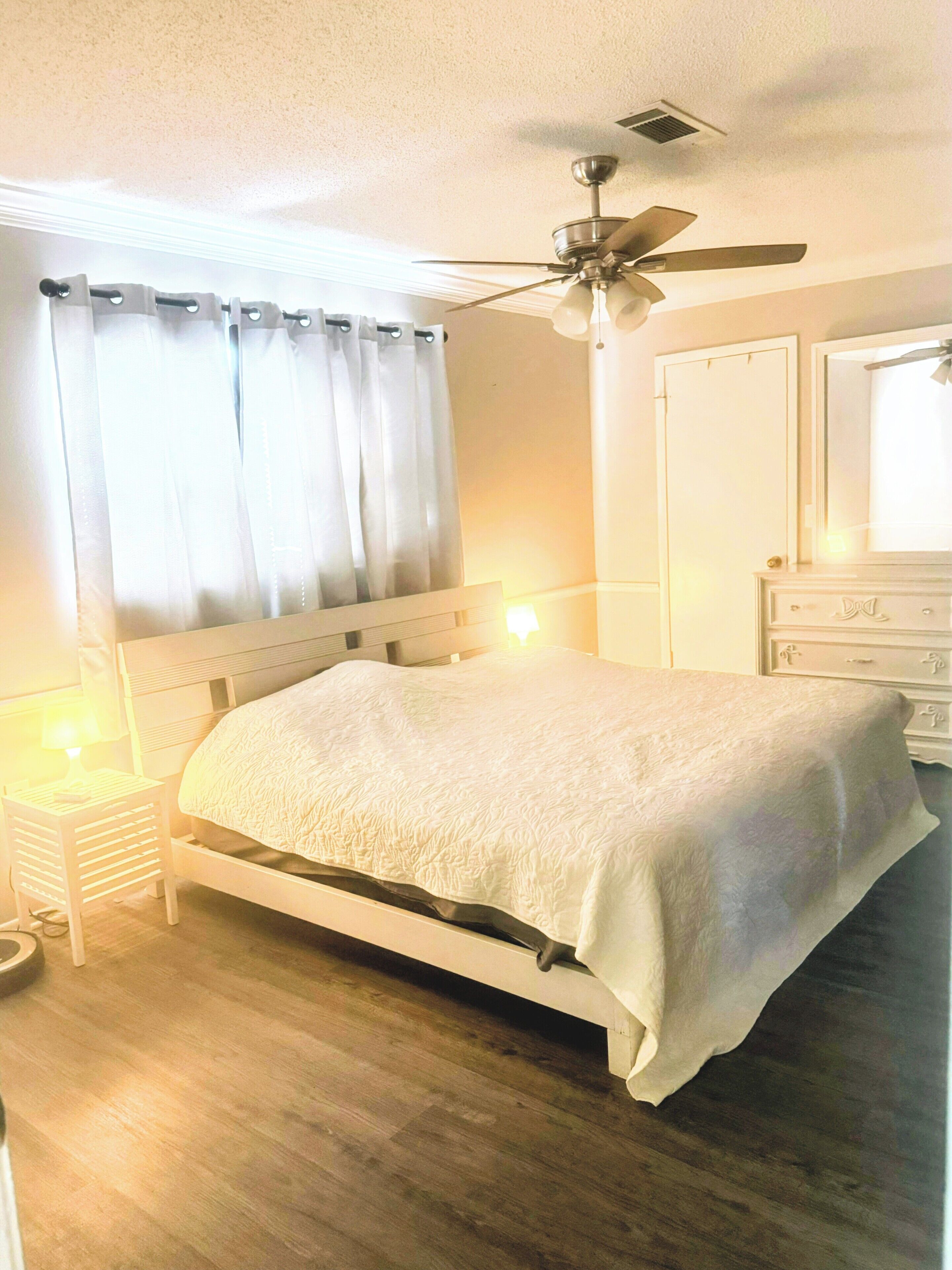 4 bedrooms, iron/ironing board, WiFi, bed sheets