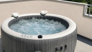 Un bain à remous doté d’un panneau de commande, de deux robinets et d’un écran numérique.