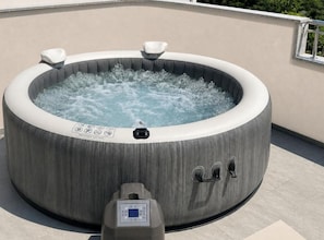 Eine Whirlwanne mit Bedienfeld, zwei Wasserhähnen und einem digitalen Display.