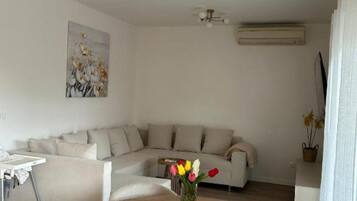 Apartemen (One bedroom apartment) | Ruang keluarga | Televisi layar datar 32-inci dengan saluran TV digital
