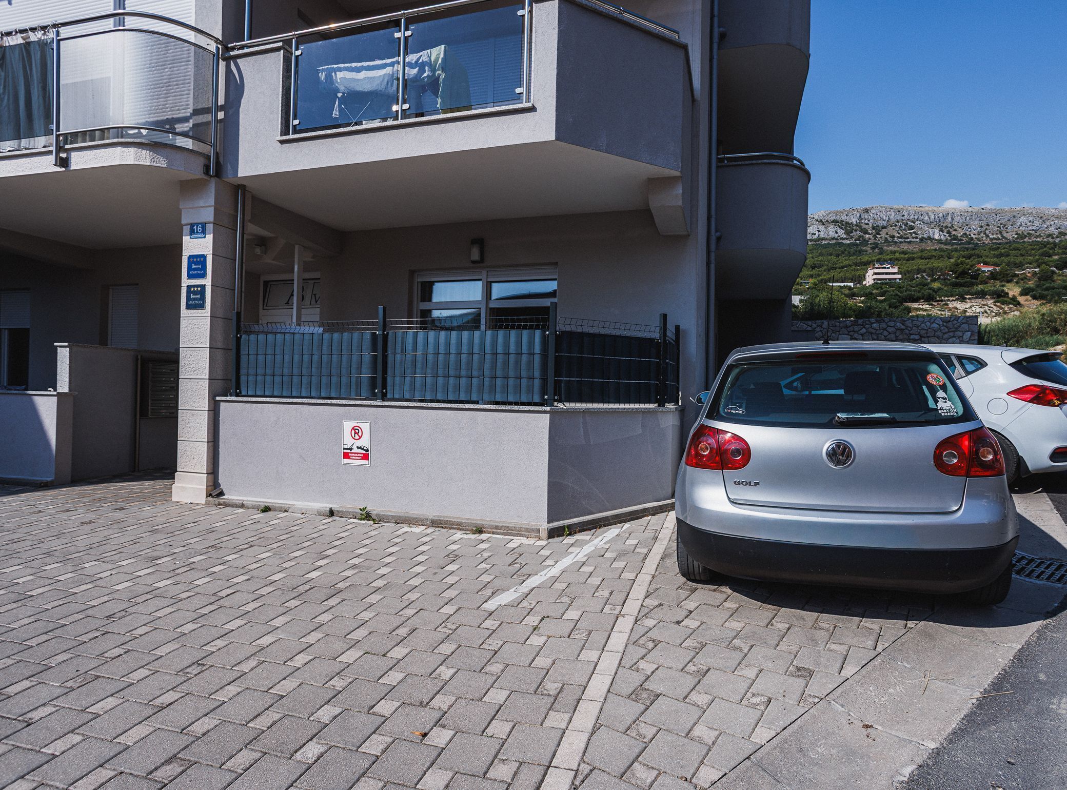 Apartment (Modern Apartment Near The Sea) | Parking