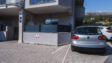 Apartment (Modern Apartment Near The Sea) | Parking