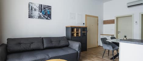 Appartement (Modern Apartment Near The Sea) | Salle de séjour | Téléviseur à écran plat de 32 po avec télévision par câble