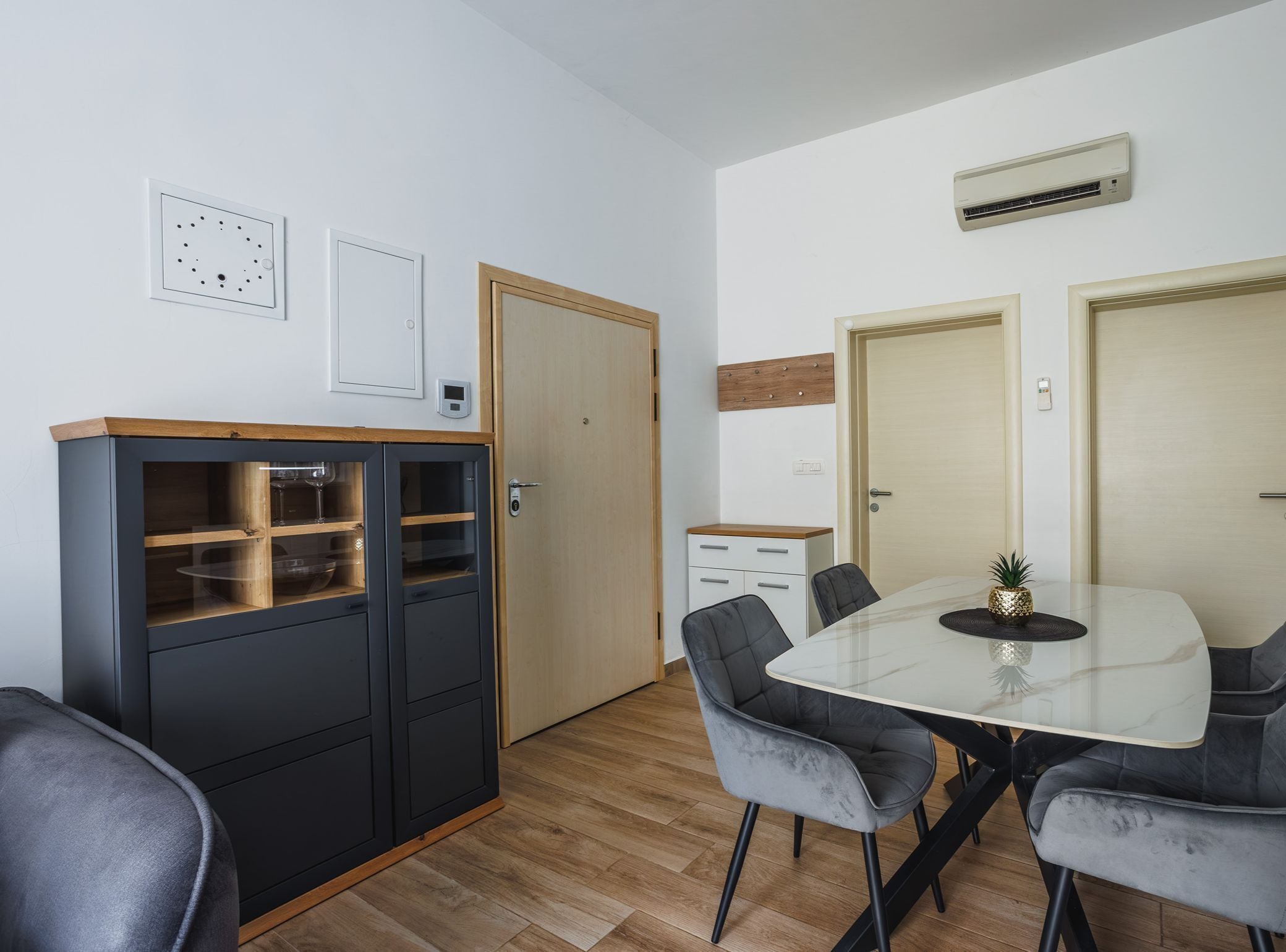 Apartment (Modern Apartment Near The Sea) | Dining room