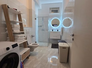 Căn hộ (Modern Apartment Near The Sea) | Phòng tắm | Buồng tắm vòi sen, khăn tắm 