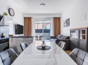Apartemen (Modern Apartment Near The Sea) | Ruang makan