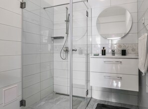 Apartemen (Modern Apartment Near The Sea) | Kamar mandi | Shower dan handuk