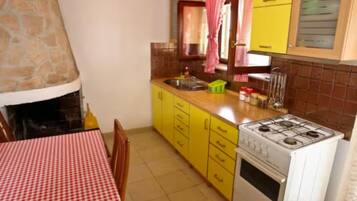 Casa (Two Bedroom House with Terrace and Se) | Cocina privada | Refrigerador