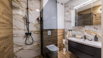 Apartment (Two Bedroom Apartment) | Bathroom | Shower, towels