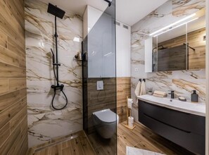 Căn hộ (Two Bedroom Apartment) | Phòng tắm | Buồng tắm vòi sen, khăn tắm 