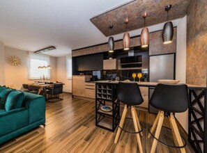 Apartment (Two Bedroom Apartment) | Dapur peribadi | Peti sejuk 