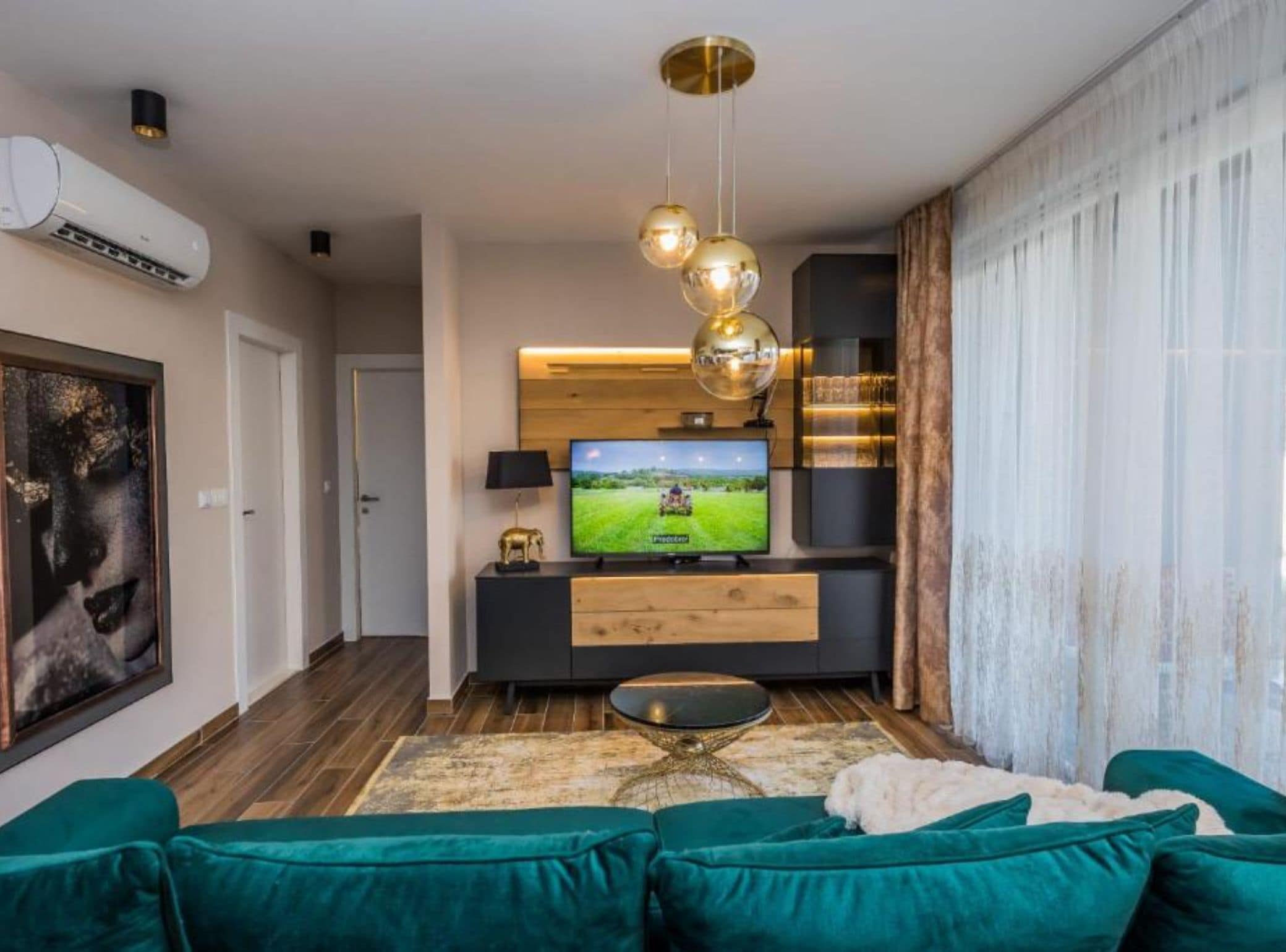 公寓 (Two Bedroom Apartment) | 客厅 | 32-英寸纯平电视（配备卫星频道）