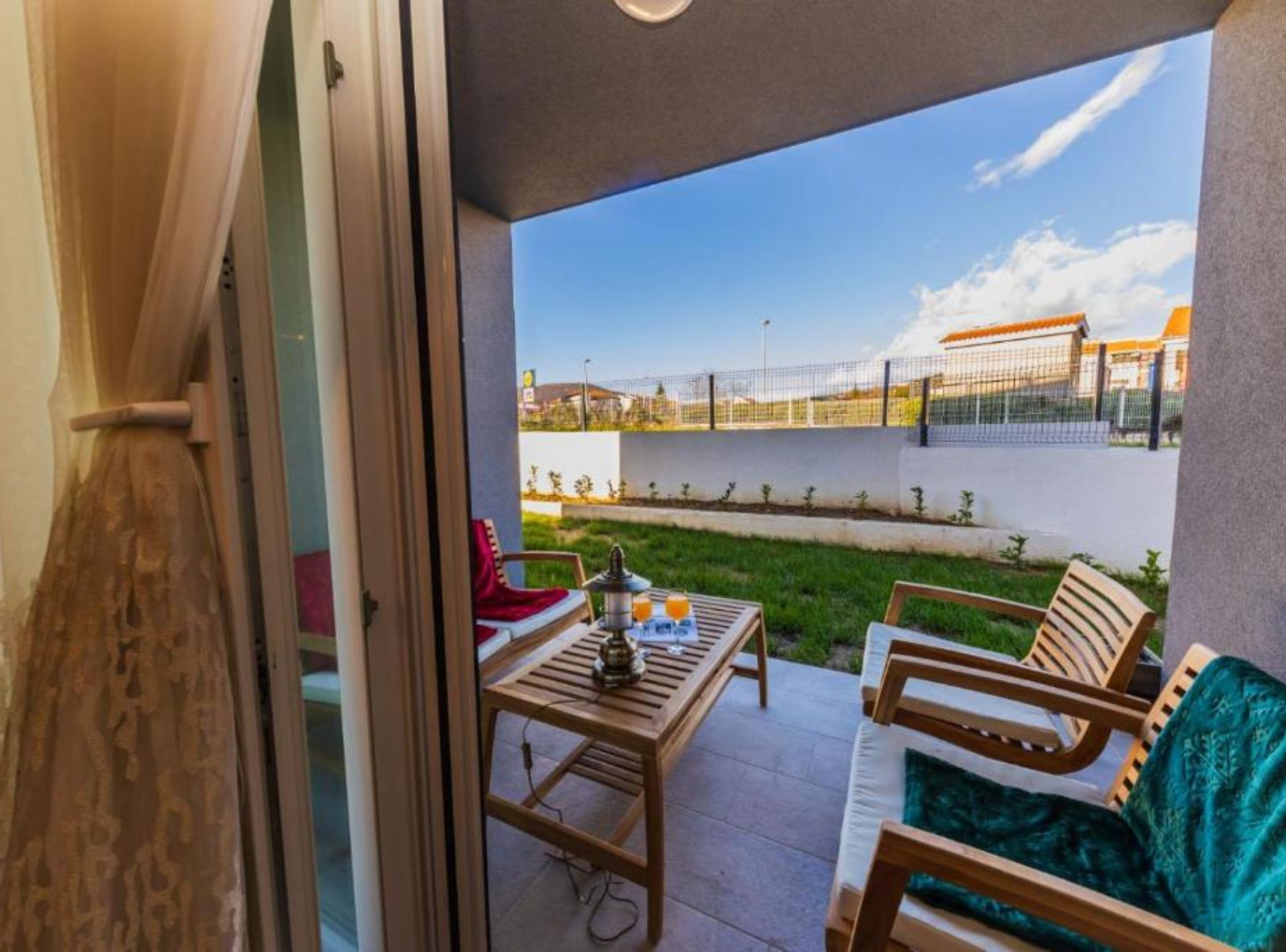 Căn hộ (Two Bedroom Apartment) | Ban công