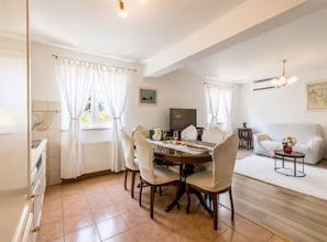 Ferienhaus (Four Bedroom Villa with Outdoor Pool) | Esszimmer