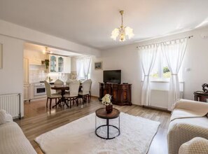 Ferienhaus (Four Bedroom Villa with Outdoor Pool) | Esszimmer
