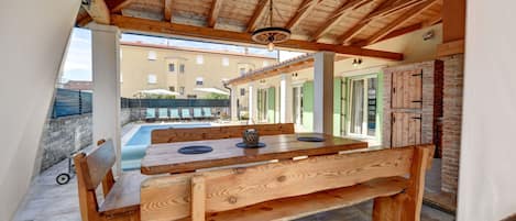บ้านพัก (Guest house Gabriel with pool) | ลานระเบียง/นอกชาน