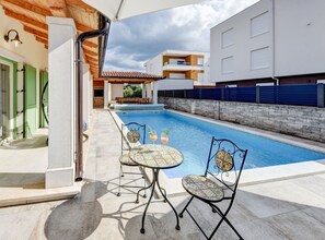 ハウス (Guest house Gabriel with pool) | プール | 屋外プール、プール パラソル、サンラウンジャー