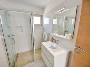 House (Guest house Gabriel with pool) | Bathroom | Shower, towels - Guest House Gabriel (Vodnjan)