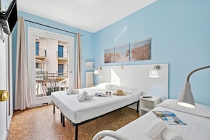Perhestudio, parveke, meren rannalla (Room With Double Bed With Balcony)