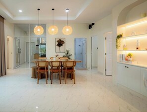 Dining - 萨塔希布14人宁静私人泳池别墅 观景星空屋顶 (Tambon Sattahip)