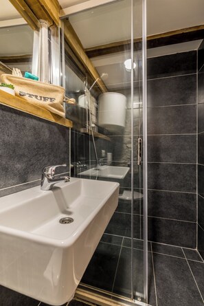 Dusche, Haartrockner, Handtücher, Seife