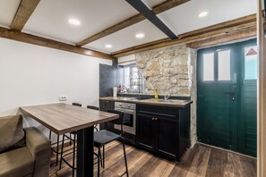 Kühlschrank, Ofen, Herdplatte, Wasserkocher