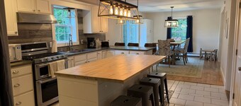 Blue Hill Vista - 4BR home with mountain views & fire pit