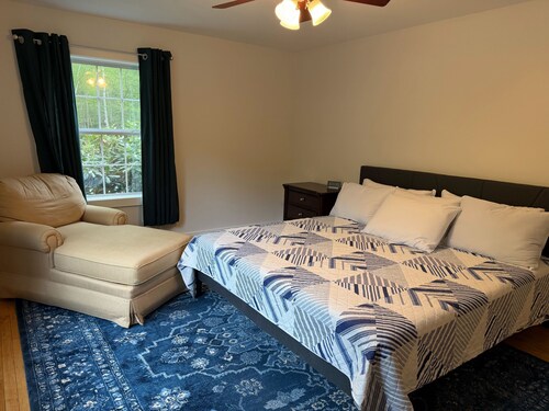 Blue Hill Vista - 4BR home with mountain views & fire pit