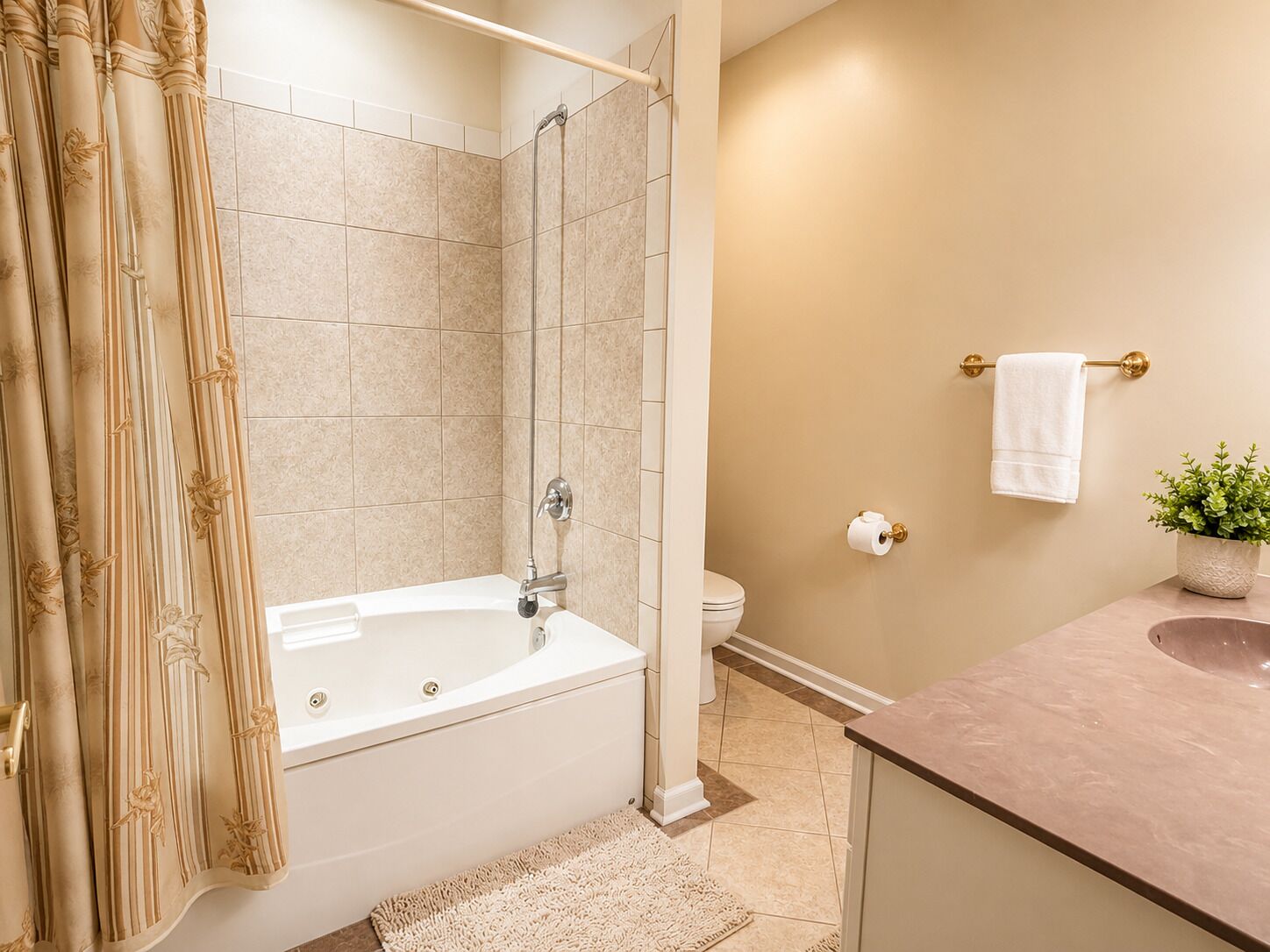 Une salle de bain équipée d’une baignoire, d’une douche, de toilettes et d’un lavabo.