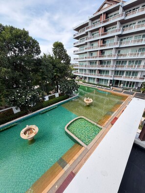 Una piscina al aire libre