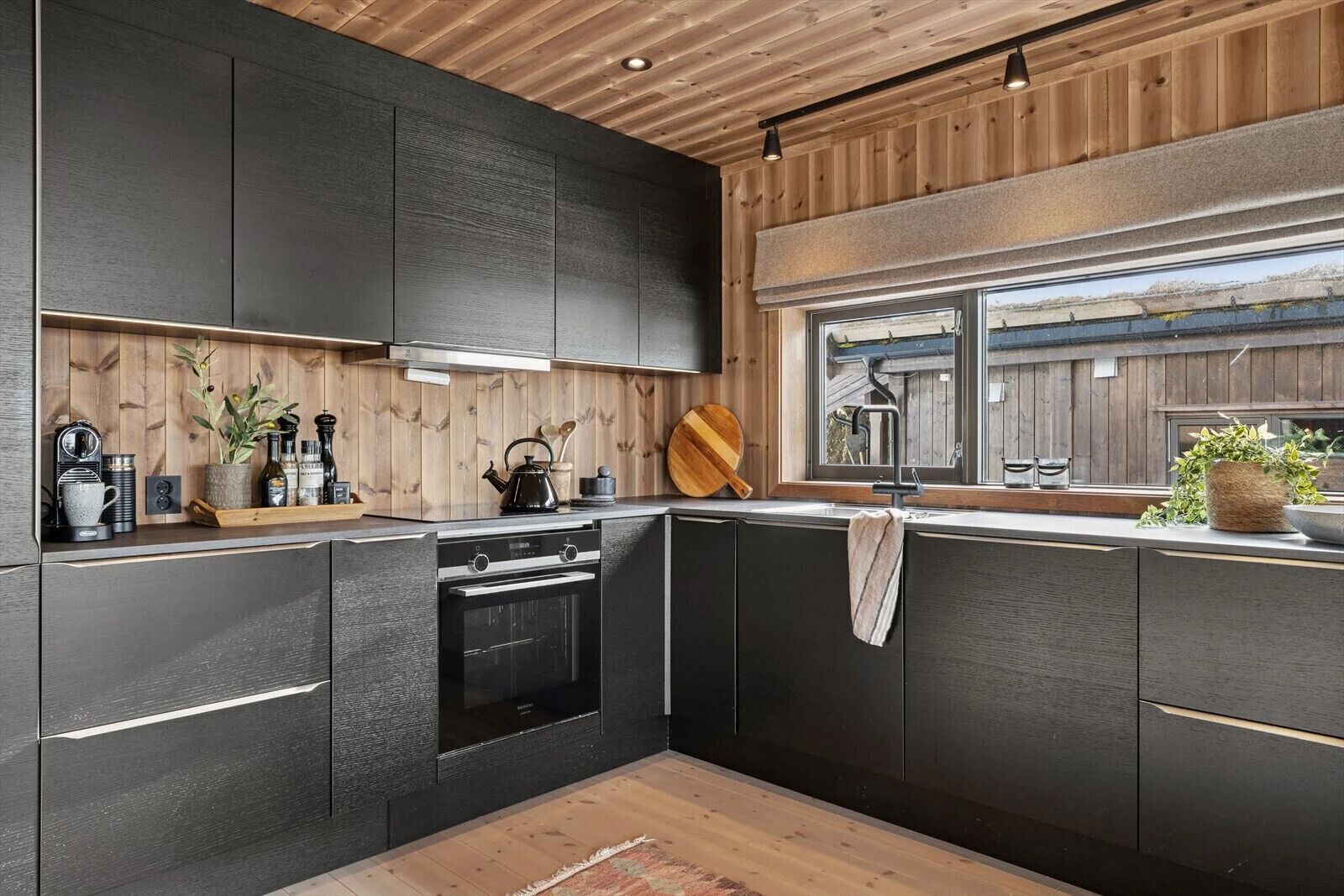 Fridge, oven, dishwasher, coffee/tea maker