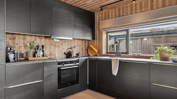 Coffee/tea maker, fridge, oven, dishwasher