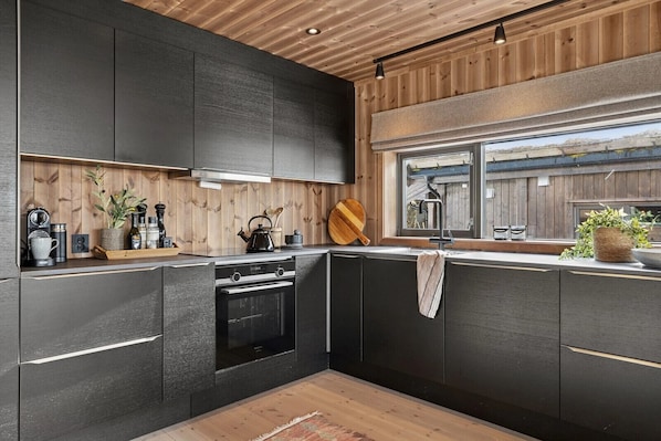 Kühlschrank, Ofen, Geschirrspüler, Wasserkocher mit Kaffee-/Teezubehör