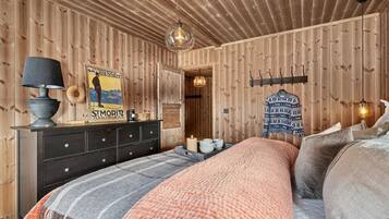 4 bedrooms, iron/ironing board, WiFi (free), bed sheets