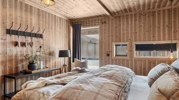4 bedrooms, iron/ironing board, free WiFi, bed sheets