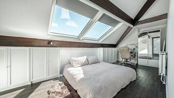 6 bedrooms, iron/ironing board, WiFi